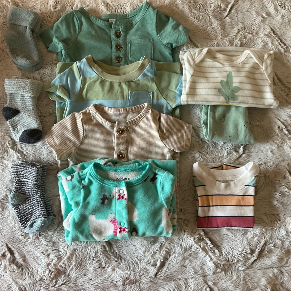 Okie Dokie & Carter’s Baby Boy 5 Sets, 1 Shirt, 3 Socks Newborn